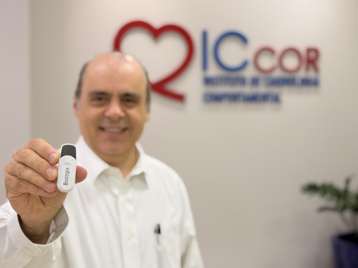 Dr. Eduardo Martins mostra o sensor conectado ao dedo do paciente no exame de sono domiciliar.