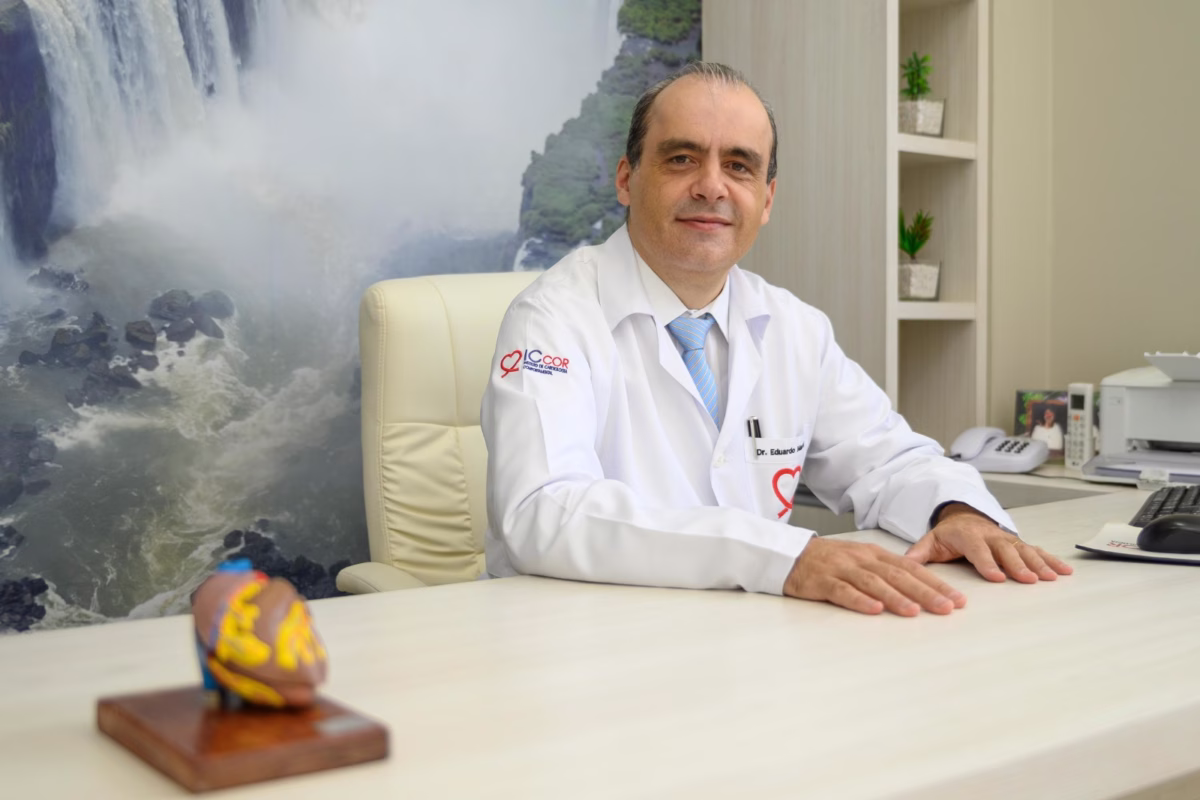 Dr. Eduardo Martins Cardiologista em Foz do Iguaçu em seu consultório.